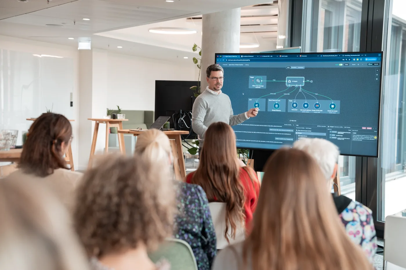 Florian Fürst zeigt einen n8n-Workflow bei der AI Week 2025