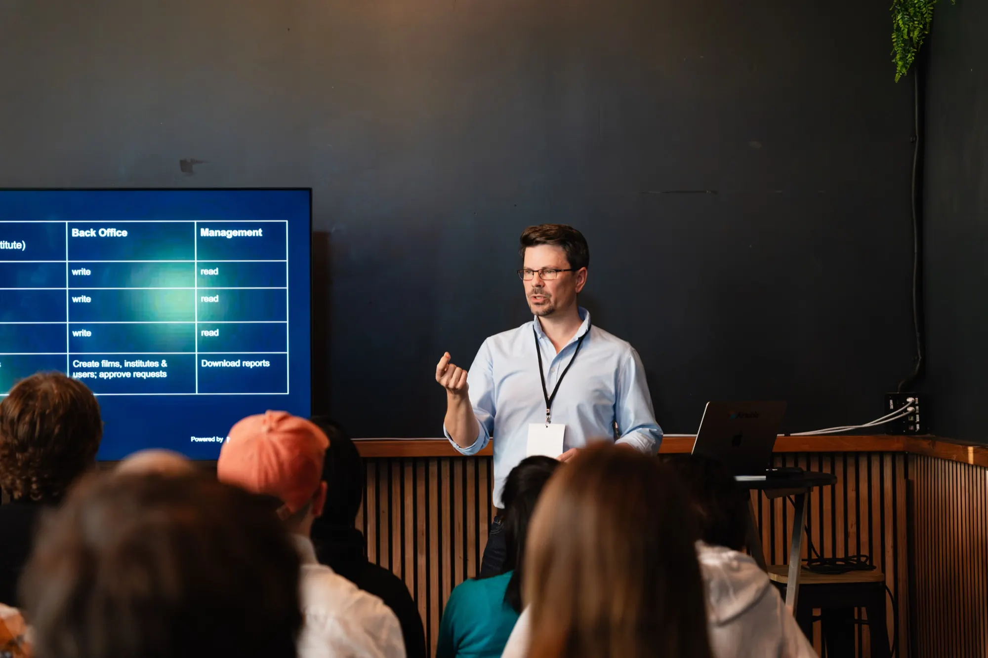 Florian Fürst spricht beim Berlin AI Day 2026 vor vollem Saal
