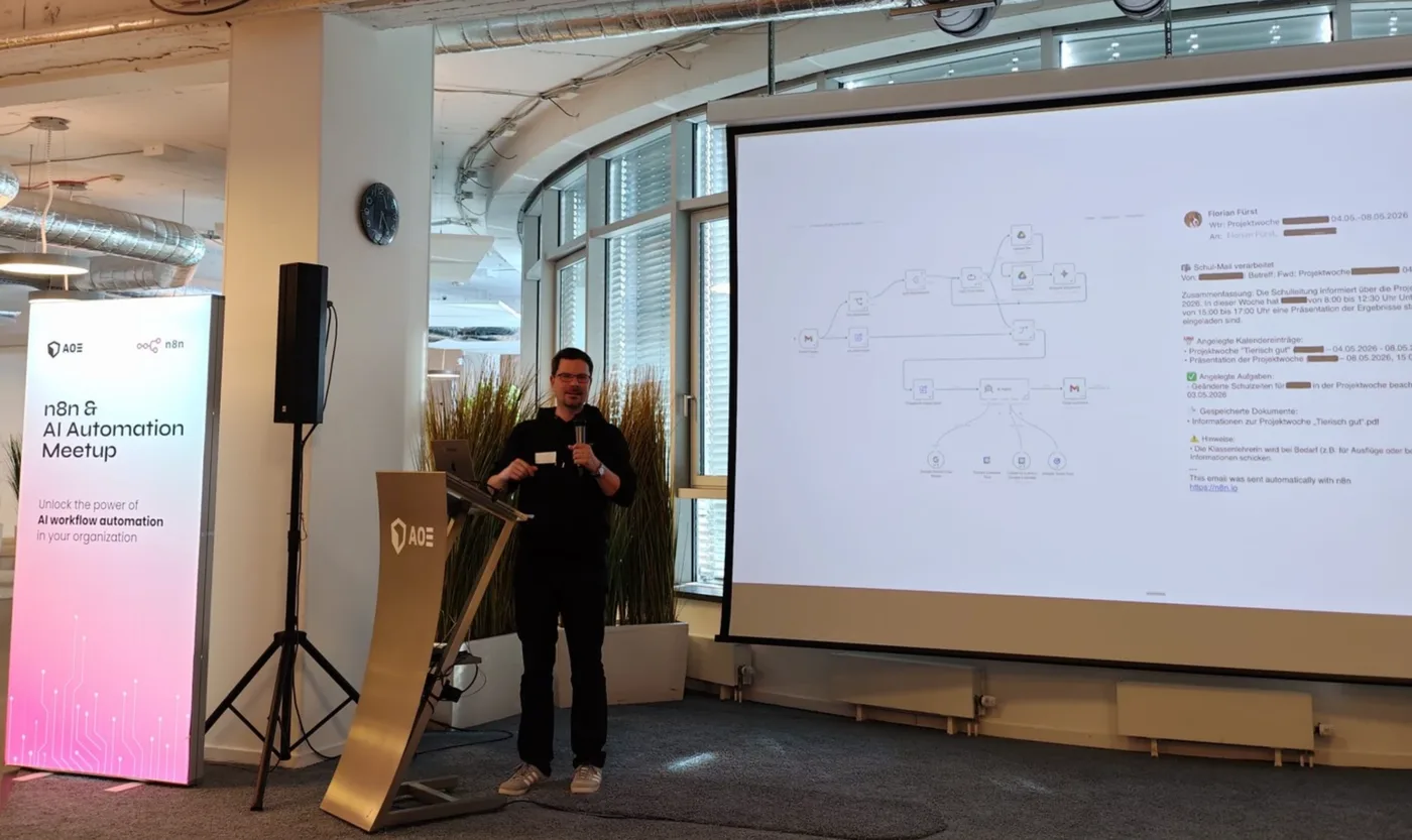 Florian Fürst zeigt beim n8n Meetup Rhein-Main in Wiesbaden seinen Workflow für Schul-E-Mails