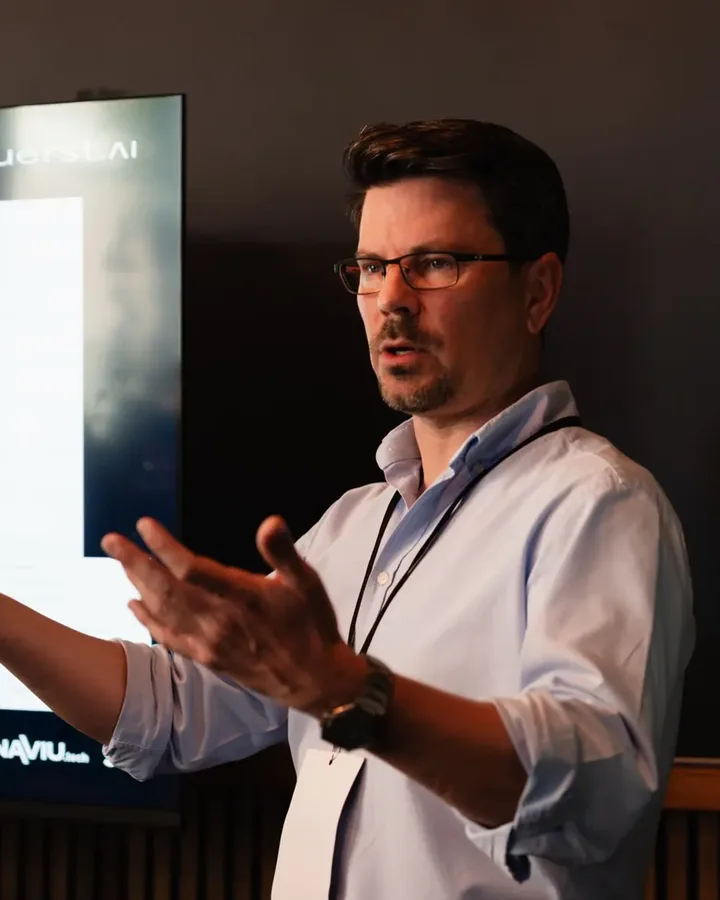 Florian Fürst erklärt beim Berlin AI Day 2026 einen Ablauf