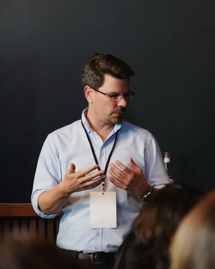 Florian Fürst hört beim Berlin AI Day 2026 einer Frage aus dem Publikum zu