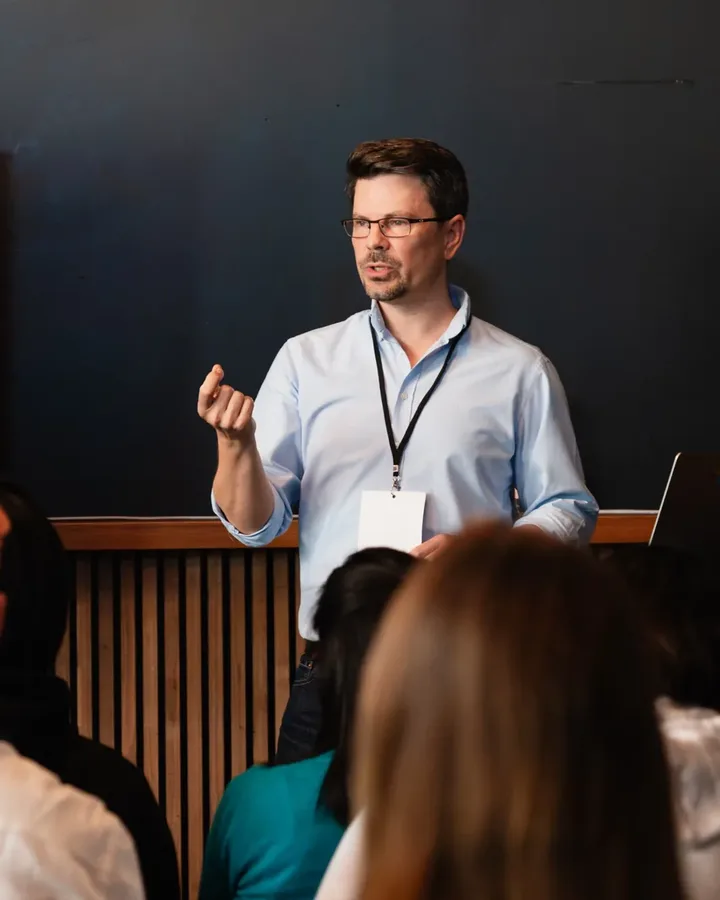 Florian Fürst spricht beim Berlin AI Day 2026 zum Publikum