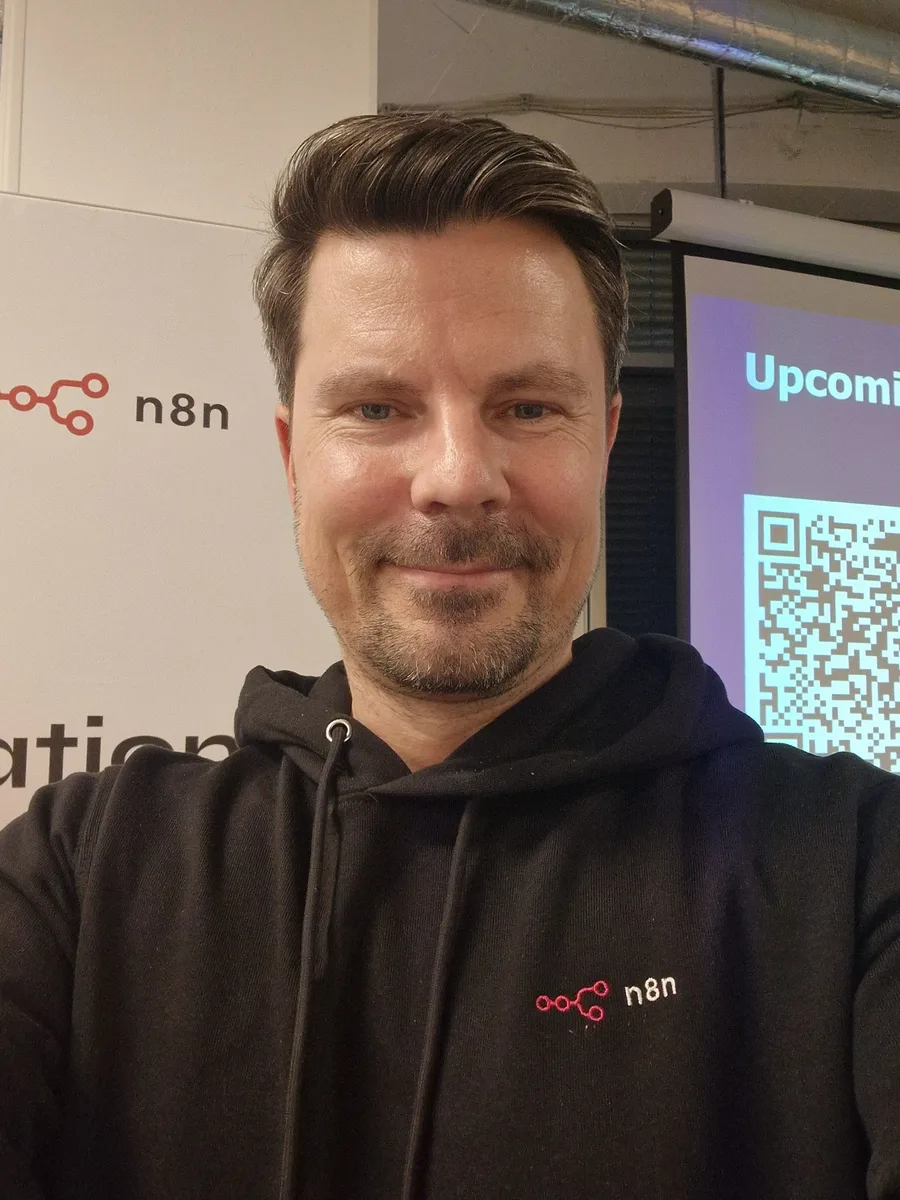 Florian Fürst im gewonnenen n8n-Hoodie beim n8n Meetup Rhein-Main