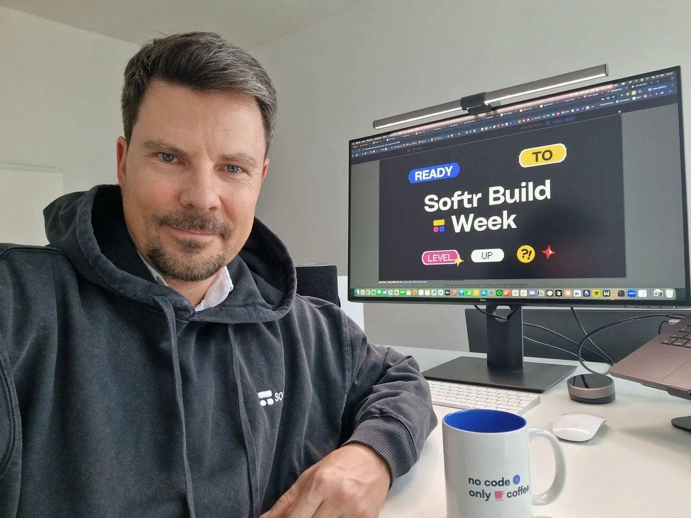 Florian Fürst am eigenen Schreibtisch zum Start der Softr Build Week 2025